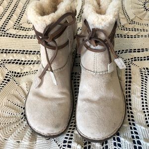 UGGs size 7 like new worn twice. Ankle height